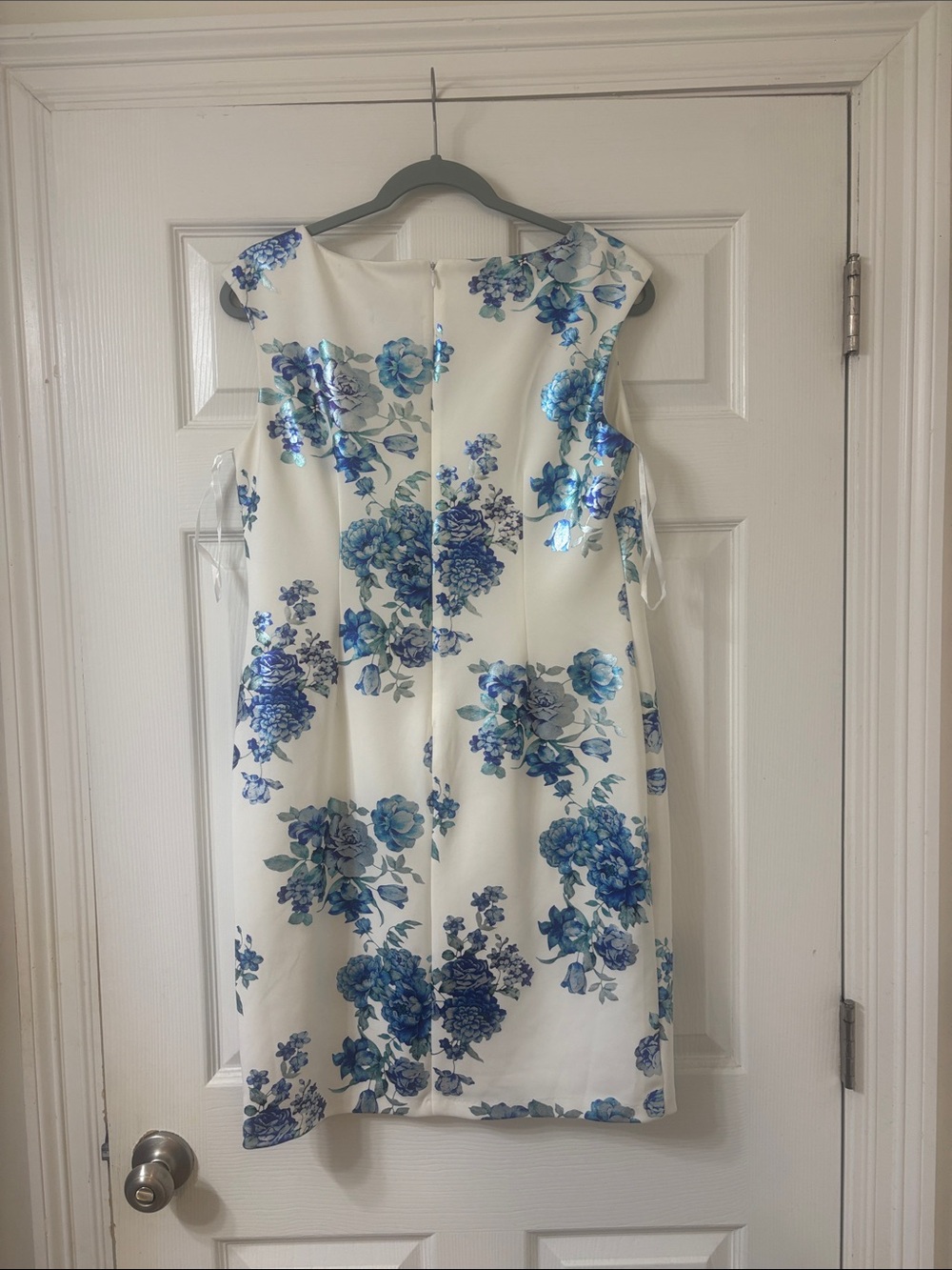 Sleeveless Floral Shift Dress - Blue on White - Picture 3 of 3